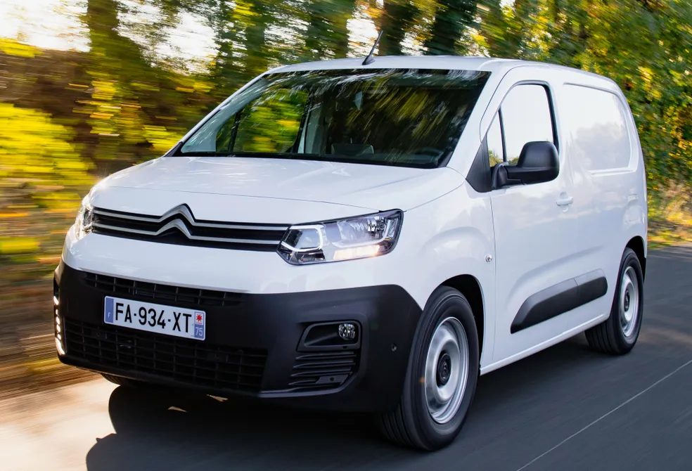 Citroën Berlingo Van blanca rodando por carretera